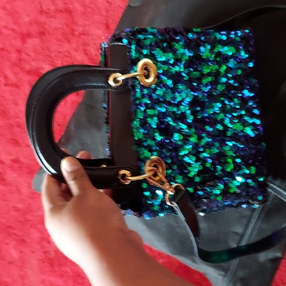 BNWOT Sequin Fashion Clutch looks blue and green when the sequins are in the sun - Picture 4 of 14